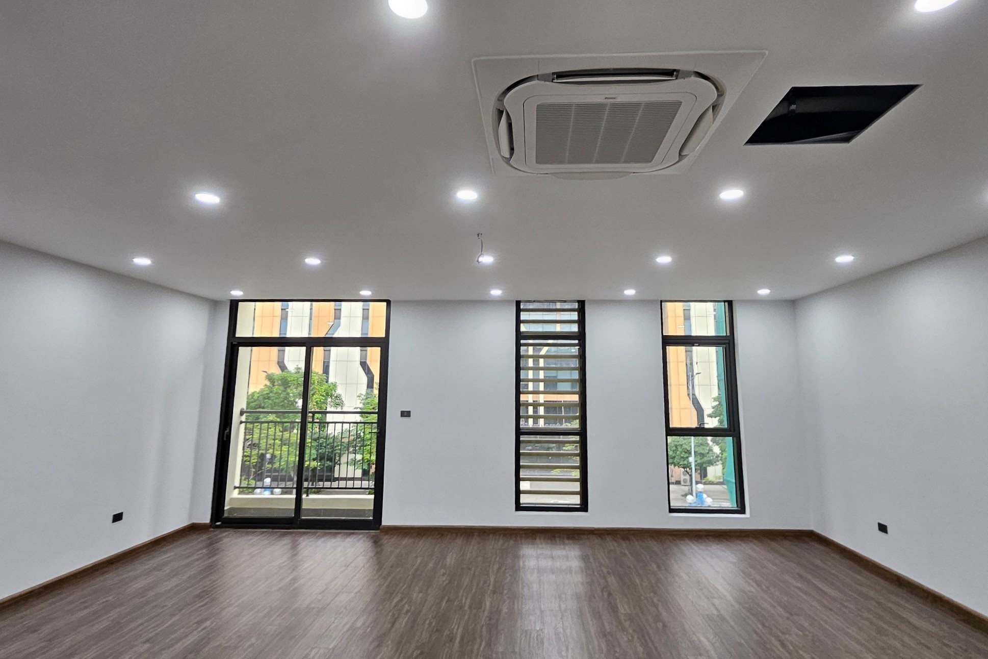 Cho thuê shophouse Starlake 144m2 x 4 tầng, đồ cơ bản, có thang máy, điều hòa 4