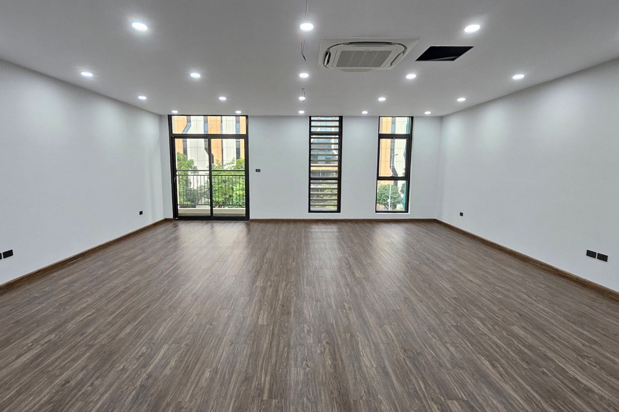 Cho thuê shophouse Starlake 144m2 x 4 tầng, đồ cơ bản, có thang máy, điều hòa 5