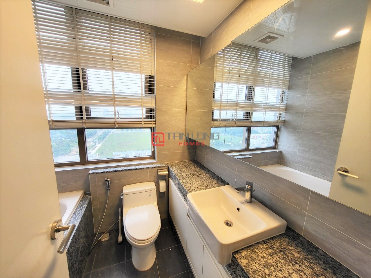 Chuyển nhượng nhanh căn hộ 3 ngủ 113,21m2 tầng cao view hồ tòa 901A Starlake 13