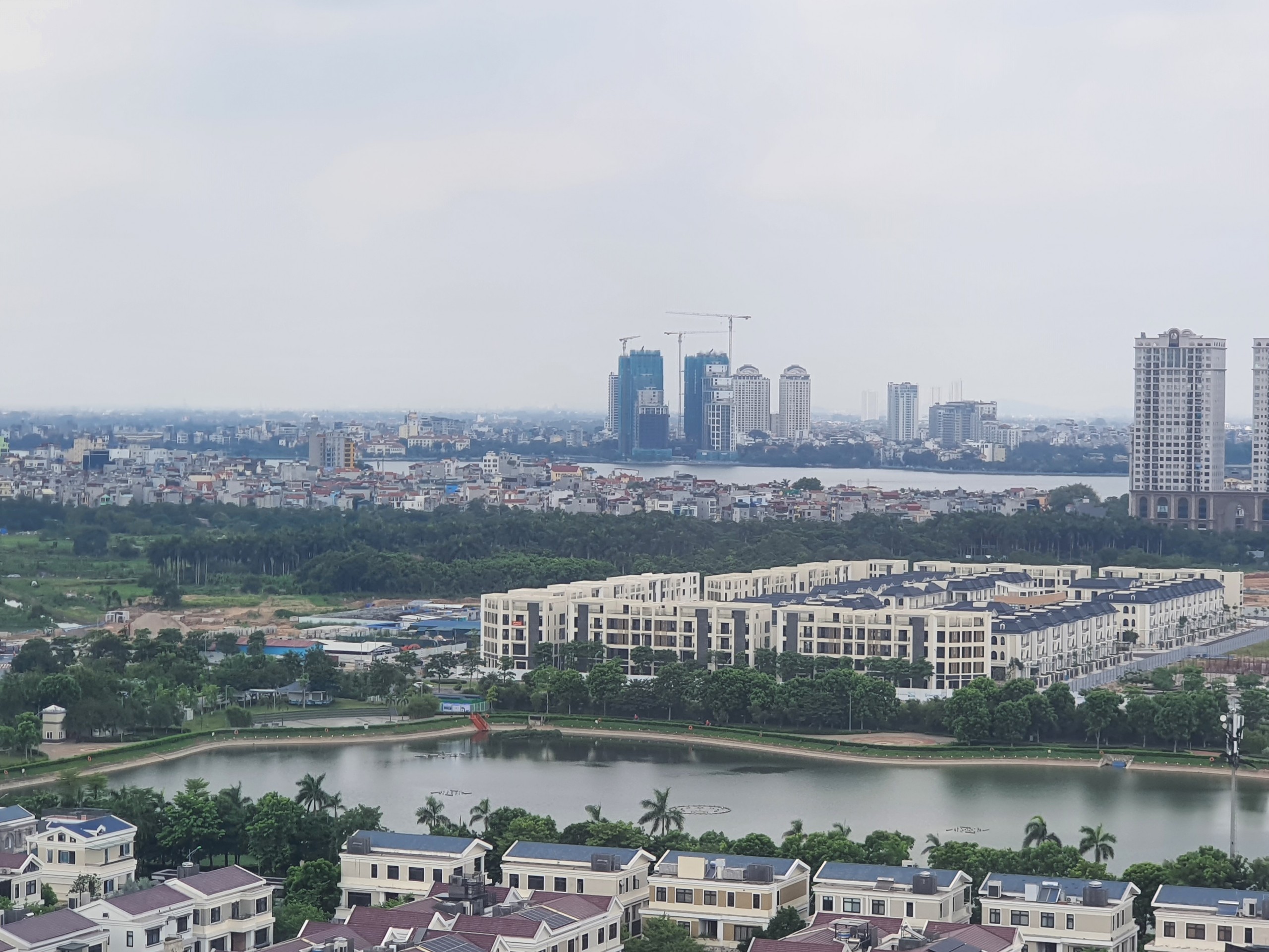Cần bán căn hộ 2 phòng ngủ view hồ Tây giá tốt bao thuế phí tòa 902 Starlake