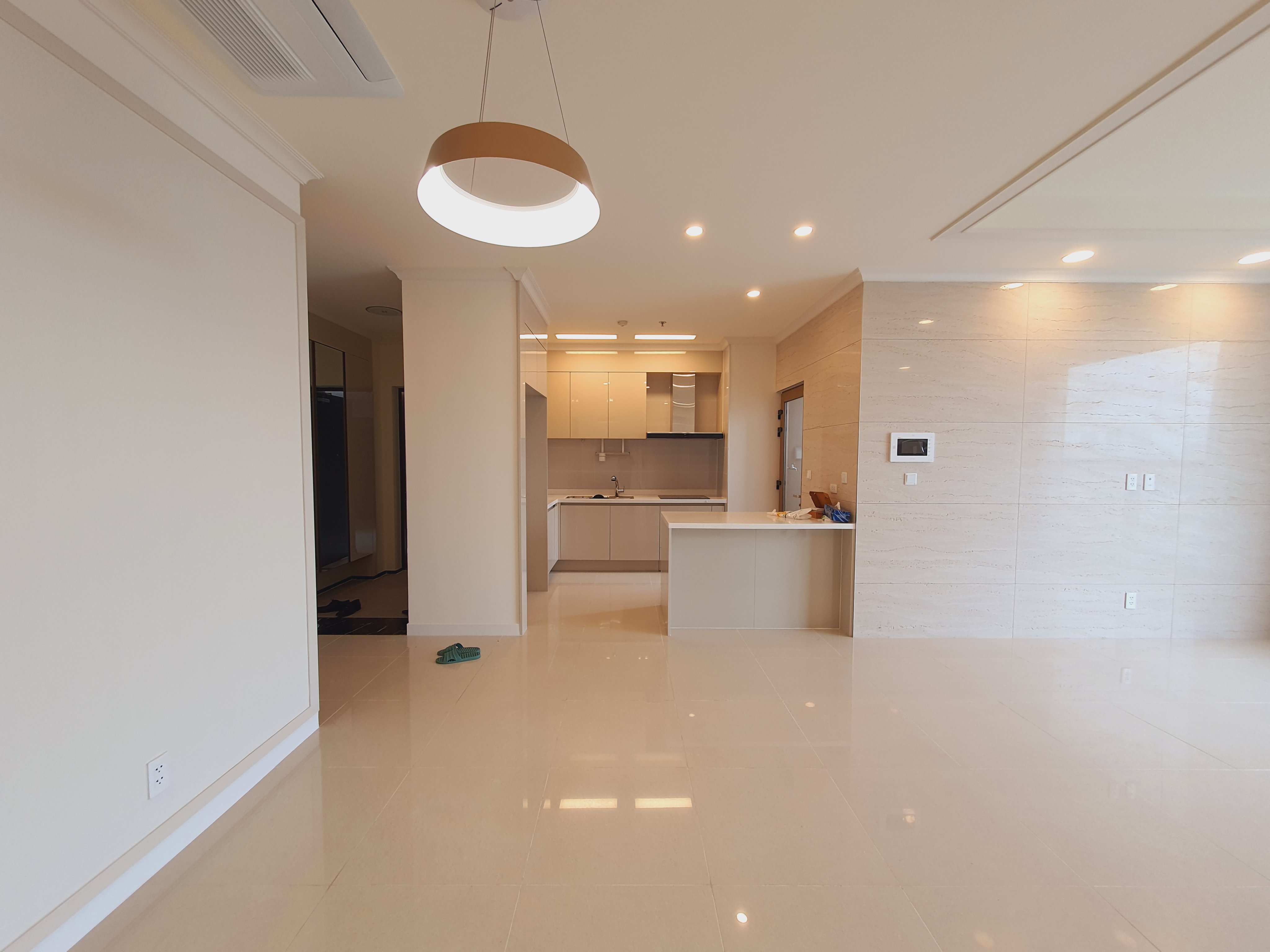 Cần cho thuê căn hộ 3 phòng ngủ đồ cơ bản gấp
