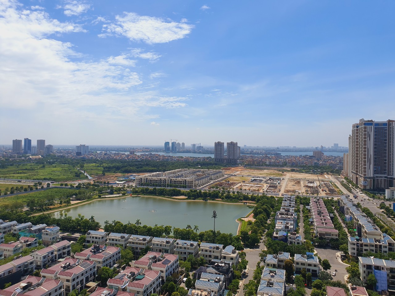 Cho thuê gấp căn hộ 3 phòng ngủ chung cư Starlake view hồ điều hòa