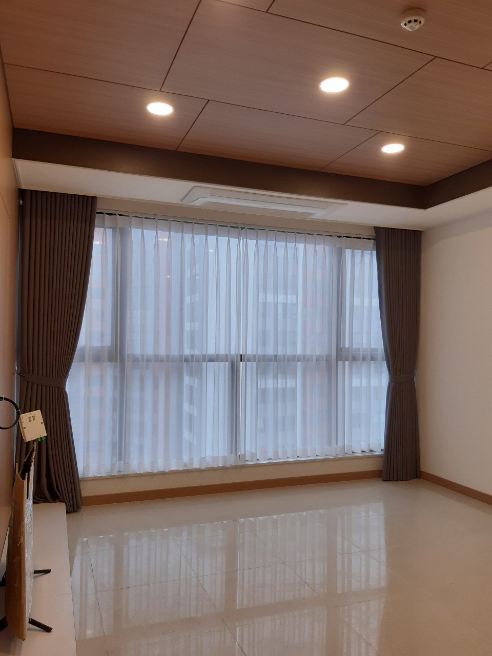 Cho thuê căn hộ 2 phòng ngủ 98m2 chung cư cao cấp Starlake Tây Hồ Tây