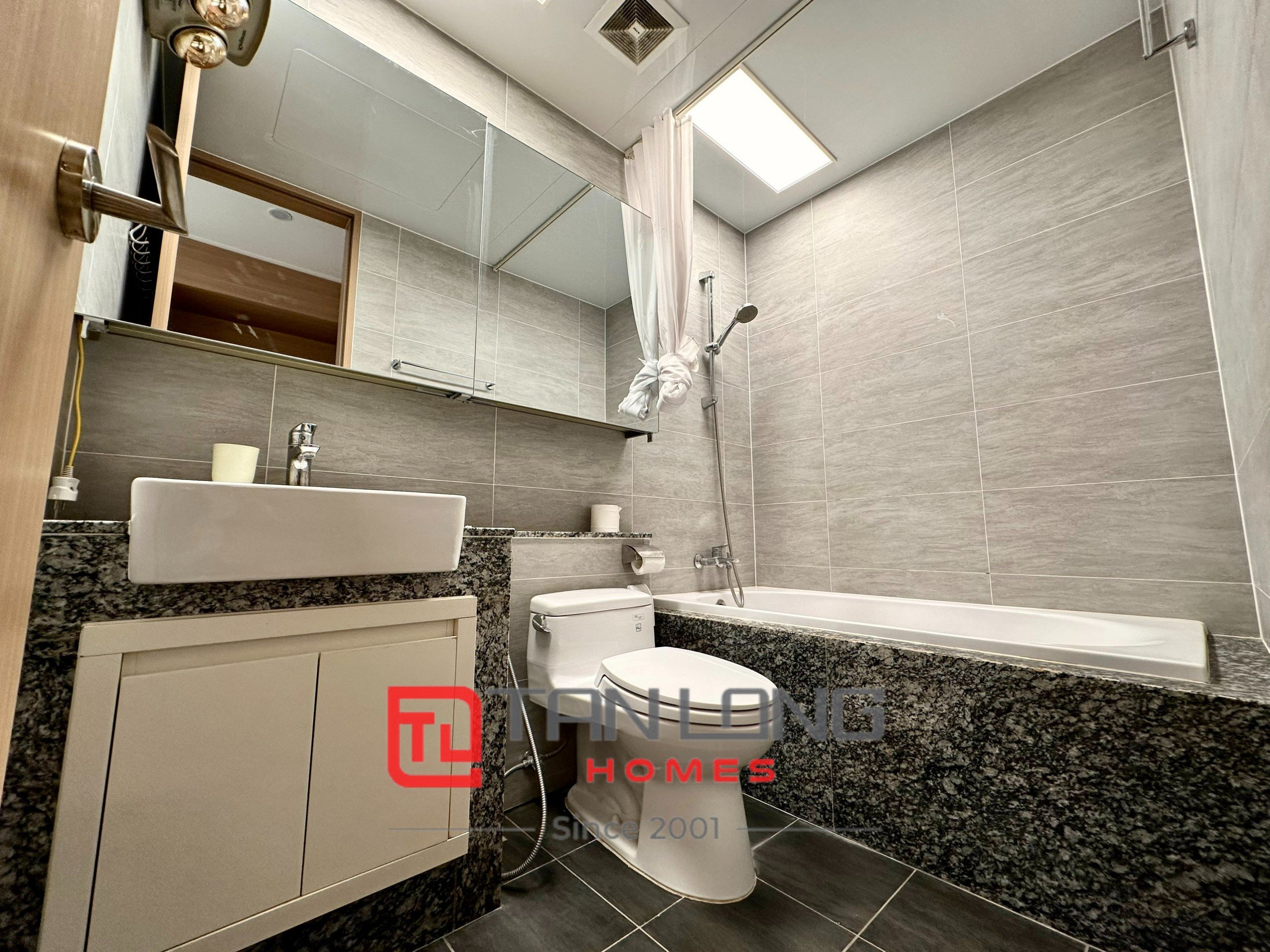 MỚI NHẤT! Cho thuê căn D3-101m2 | 2PN tầng trung view nội khu tòa 901 Starlake 8