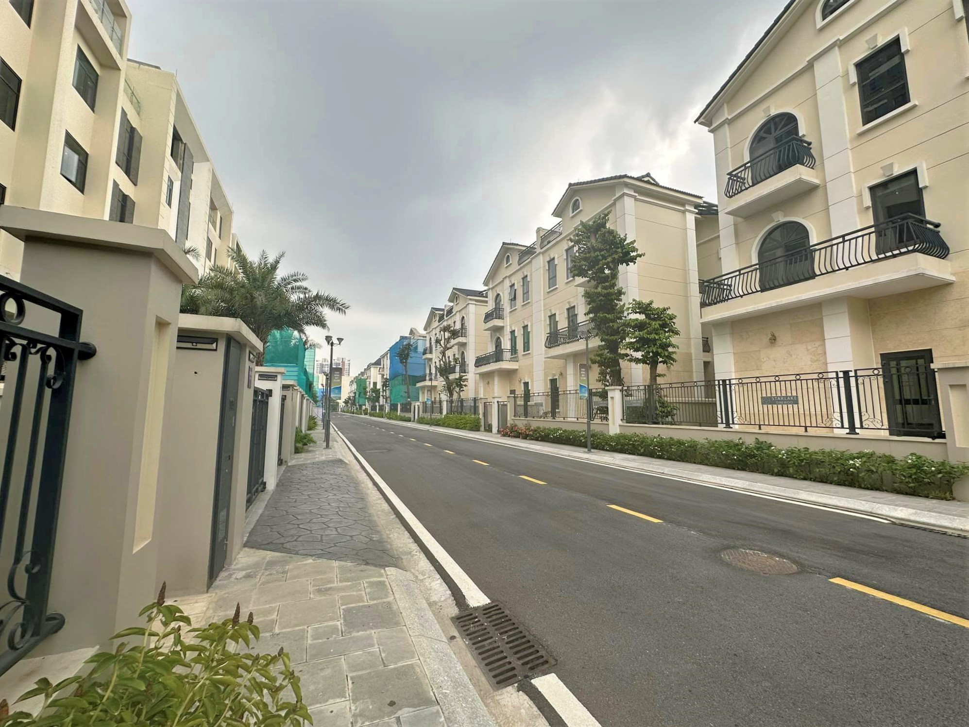 Bán biệt thự lô góc khu K5 Starlake: 240m2 x 3 tầng xây thô, pháp lý rõ ràng