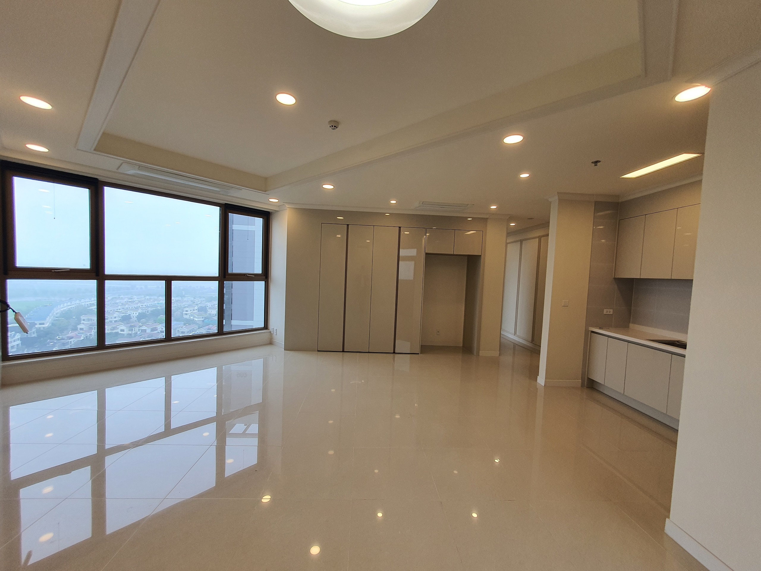 Bán căn hộ 2 phòng ngủ tầng cao tòa 902 Starlake Tây Hồ