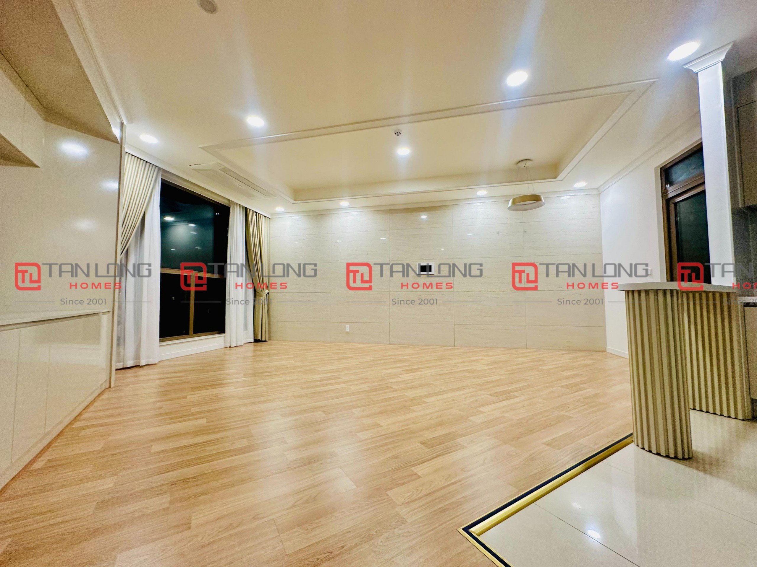 Cho thuê căn E-109,82m2 nguyên bản, tầng cao view biệt thự + Hồ Tây tòa 901