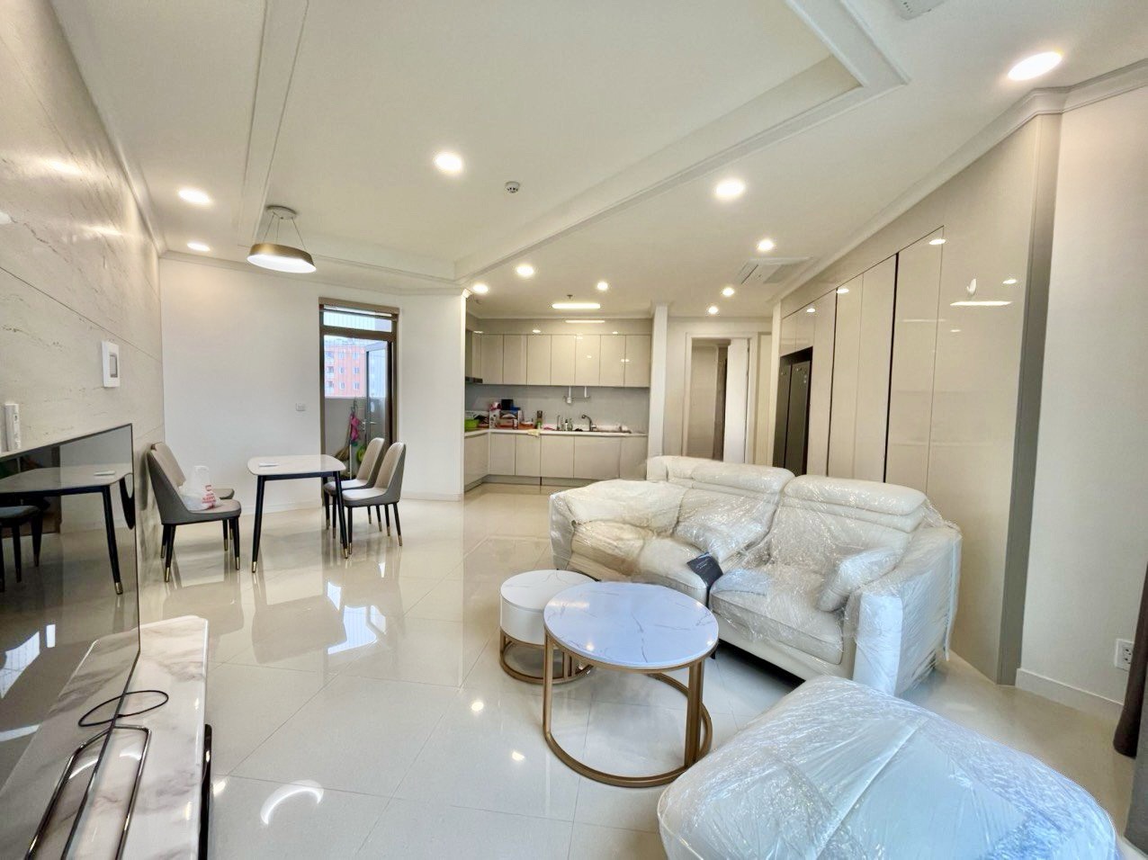 Cho thuê căn E-109,8m2 full đồ tầng cao view đẹp nhất tòa 903 Starlake