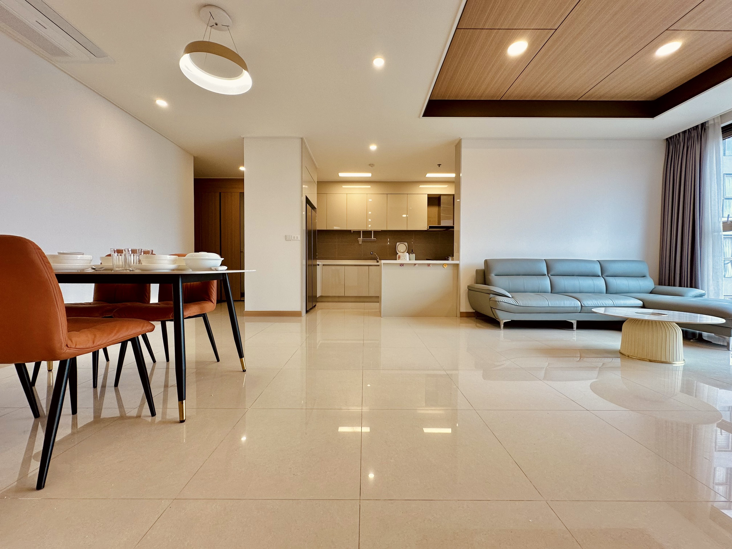 Cho thuê căn hộ 2 ngủ 101m2 full đồ view hồ ban công Đông tòa 903A Starlake