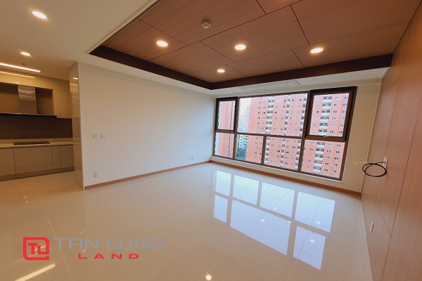 Cho thuê căn hộ 2 ngủ cơ bản view bể bơi tòa 902 Starlake