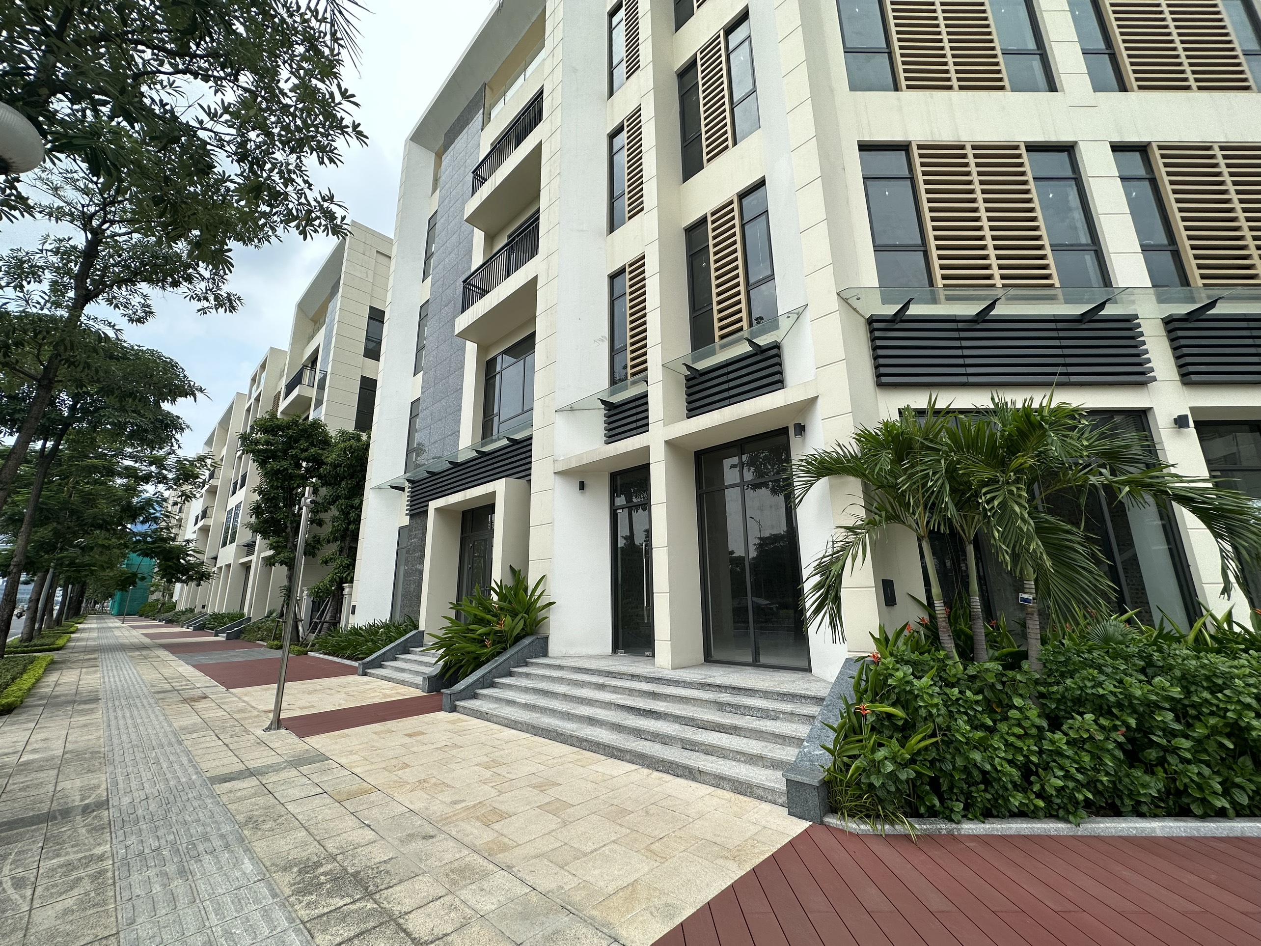 Cho thuê shophouse kinh doanh mặt đường Starlake Tây hồ  có thang máy